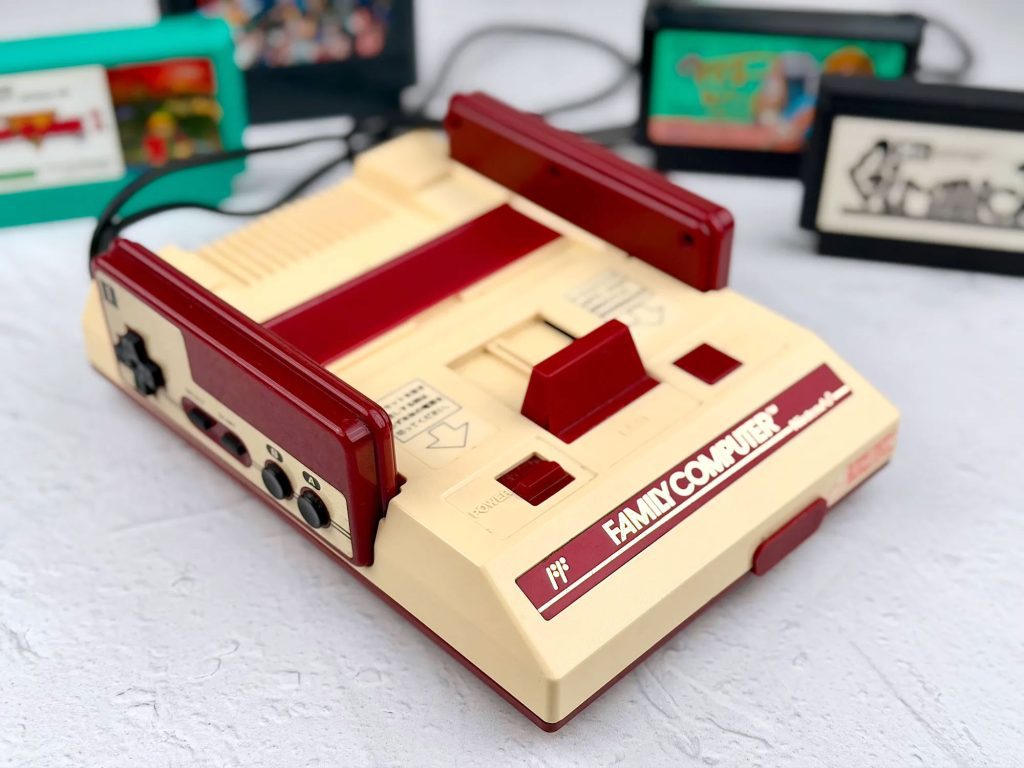 في الذكرى الثالثة والأربعين لإطلاق Nintendo Famicom، نستعرض قصة الجهاز الذي غيّر تاريخ ألعاب الفيديو، وأطلق أشهر سلاسل Nintendo، ومهّد الطريق للعصر الذهبي لصناعة الألعاب.